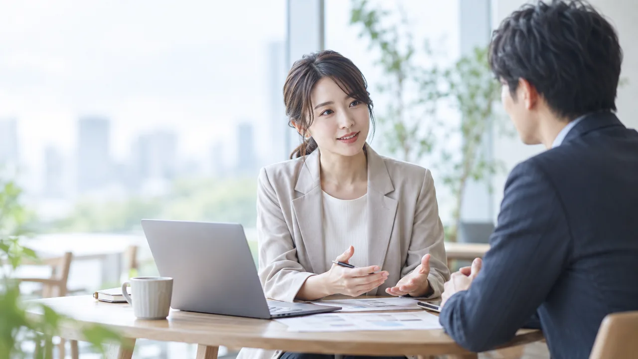 面接や仕事について会話する男女