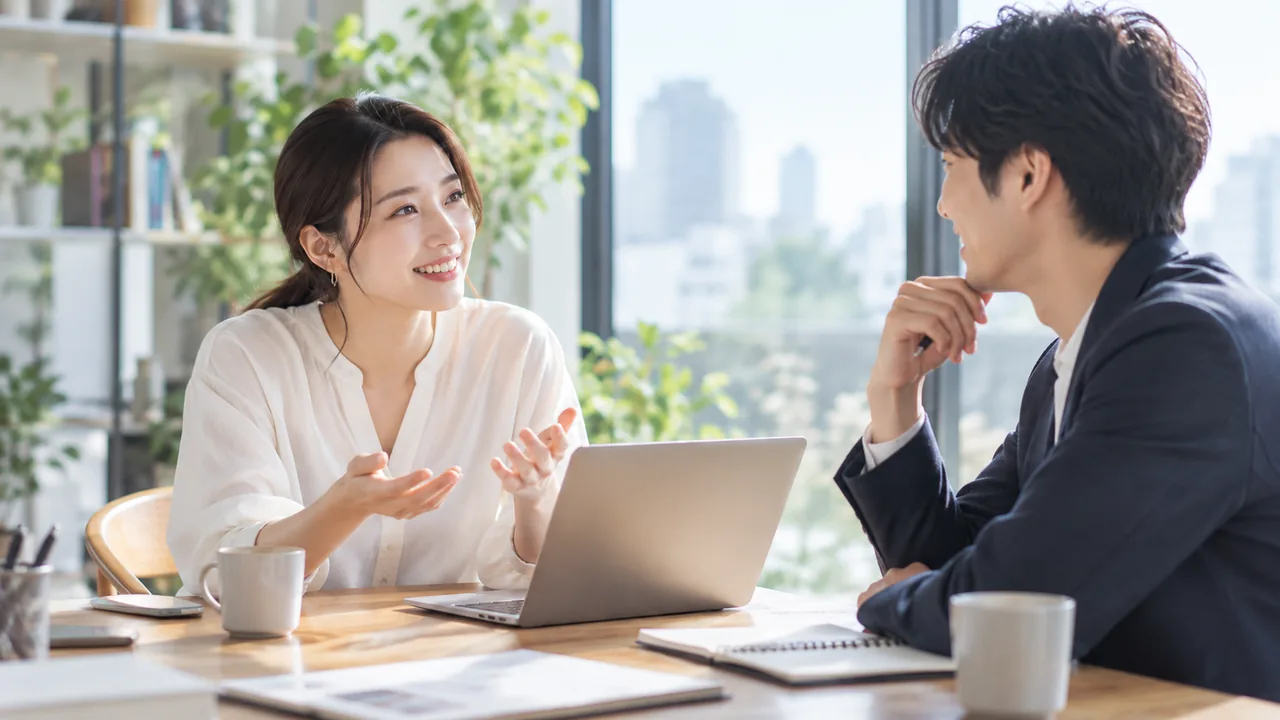 仕事について話し合う男女