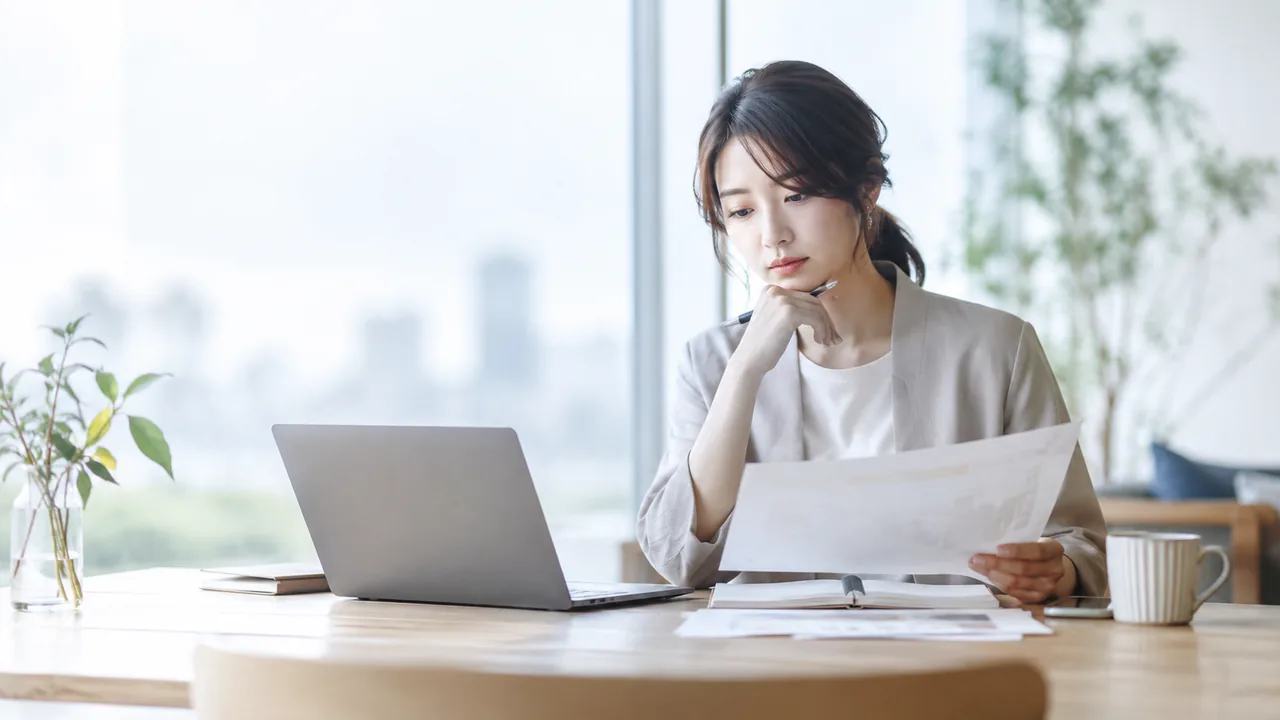 転職について考えながらノートを取る女性