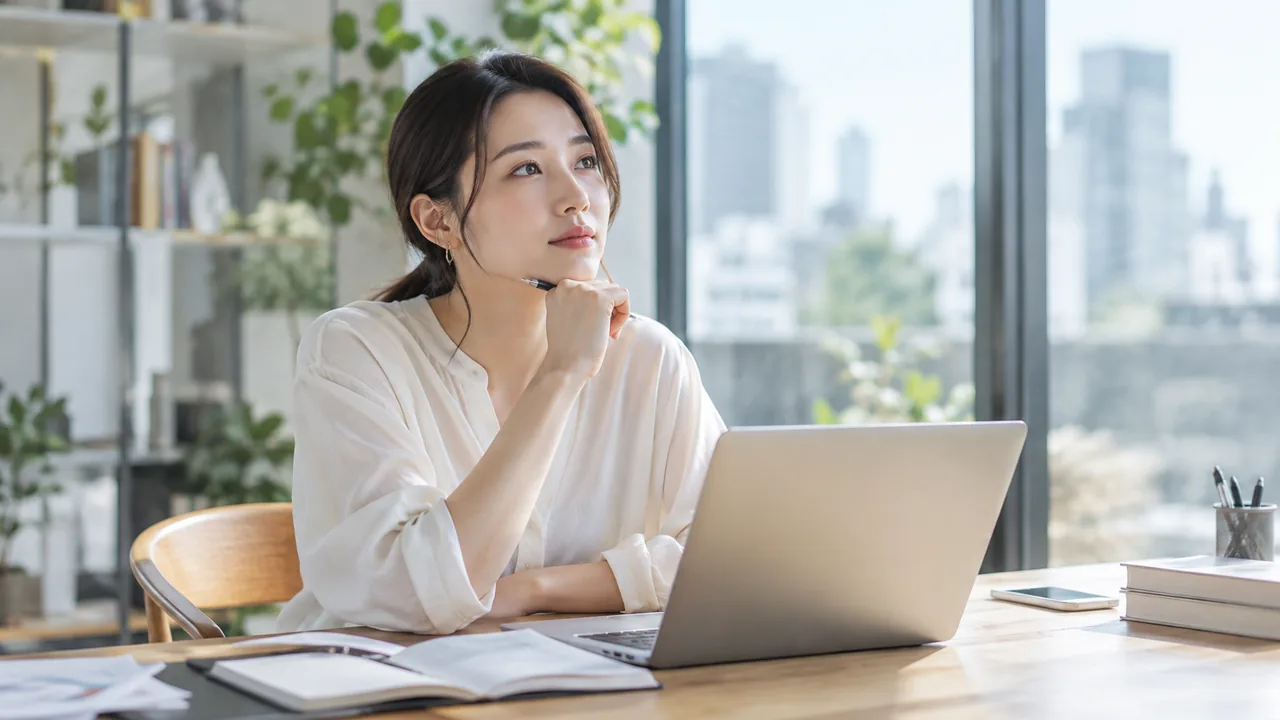 窓辺で転職について考える女性